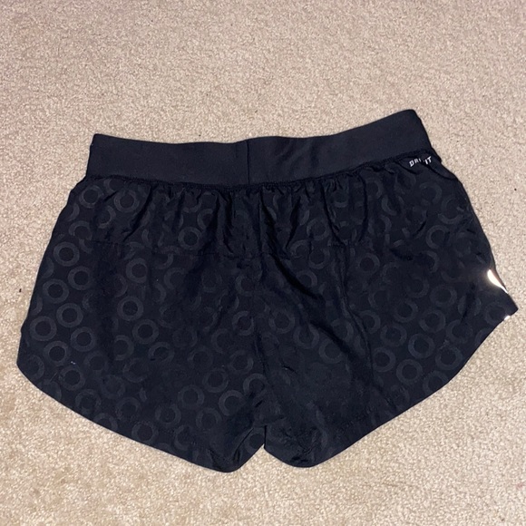 Black Nike Dri-fit shorts size US M with circle design - Picture 2 of 2